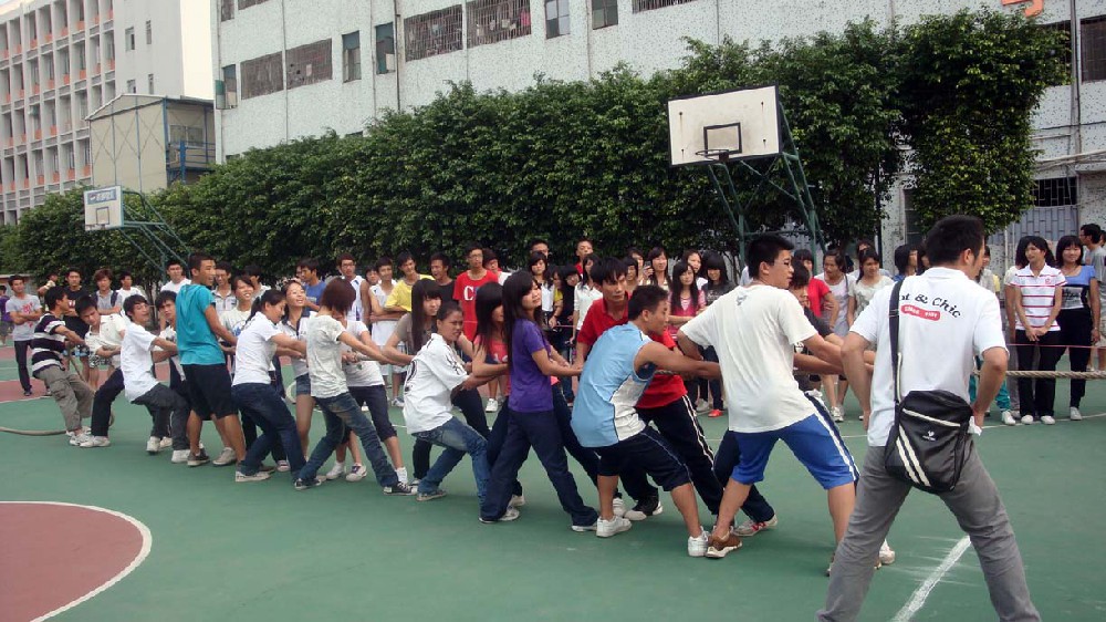 我院学生处组织拔河比赛以增加各班级各专业之间的兄弟友谊和团体精神